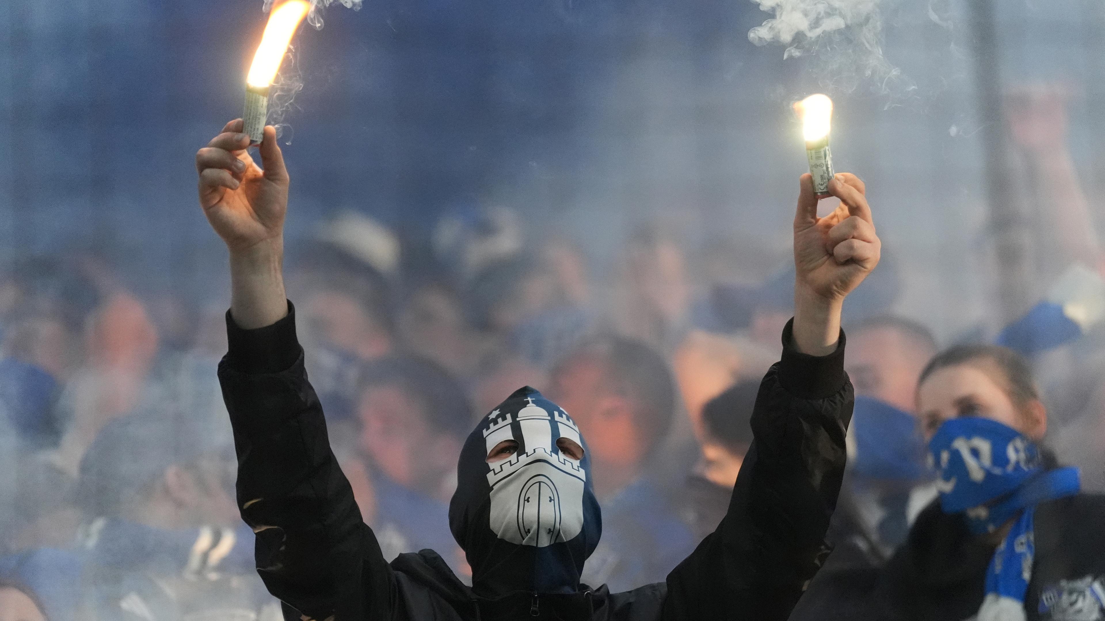 Hamburg: Fußball, Bundesliga, Hamburger SV - FC St. Pauli, 2. Spieltag, Volksparkstadion. HSV-Fans brennen auf der Tribüne Pyrotechnik ab
