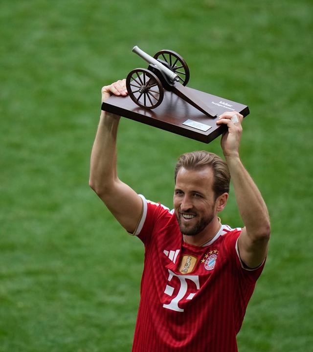 Fußball: Harry Kane mit der Torjägerkanone.
