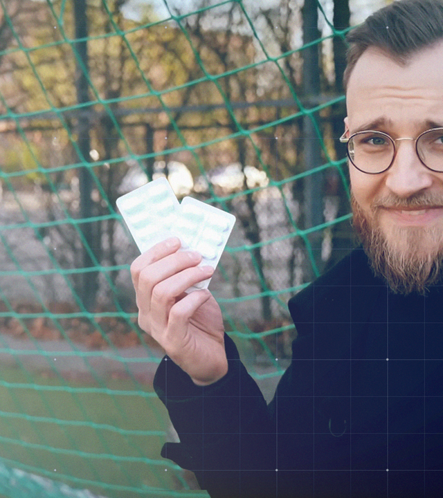 Nico Heymer steht im Tor und hat Schmerzmittel/Pillen in der Hand 