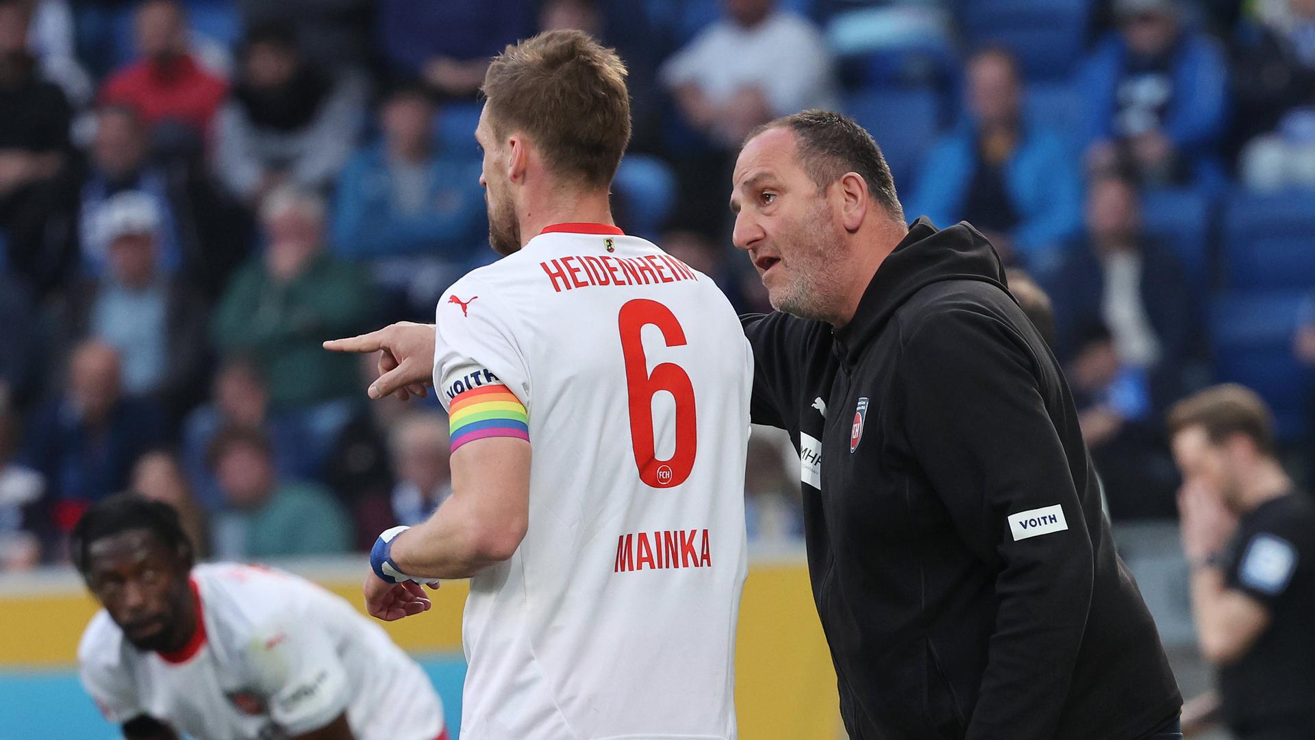 Heidenheims Trainer Frank Schmidt und sein Kapitän Patrick Mainka im Gespräch