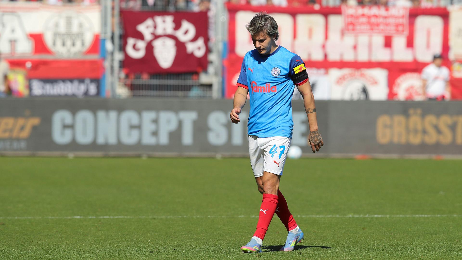 Fußball: Holstein Kiel - SC Freiburg. Kiels John Tolkin geht über den Rasen