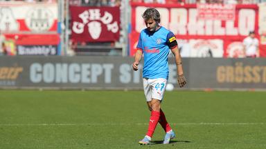 Fußball: Holstein Kiel - SC Freiburg. Kiels John Tolkin geht über den Rasen