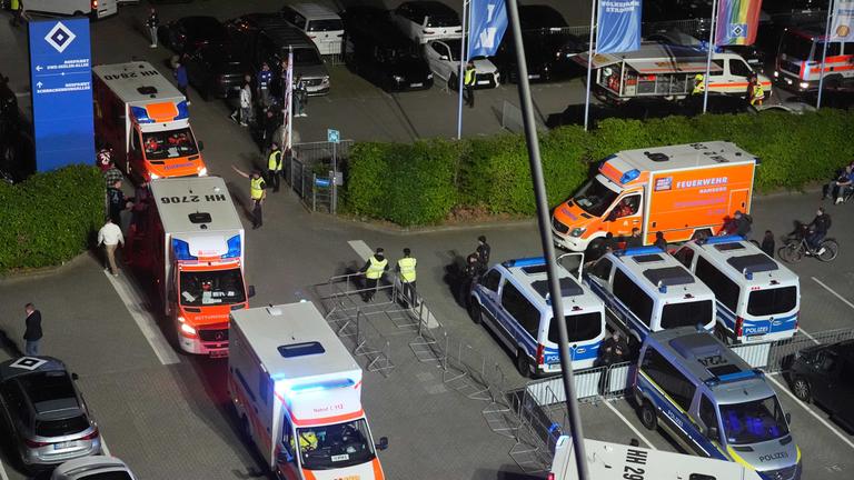 Hamburger SV - SSV Ulm 1846, 33. Spieltag, Volksparkstadion. Zahlreiche Rettungswagen fahren zum Stadion.