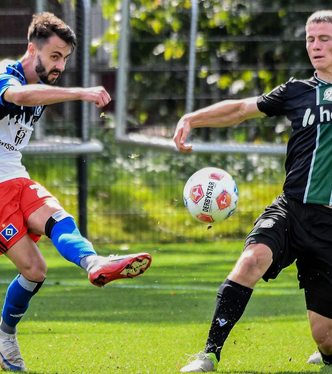 Fußball: Fabio Vieira ( HSV ) 45 Noah Engelbreth (Hannover 96)
