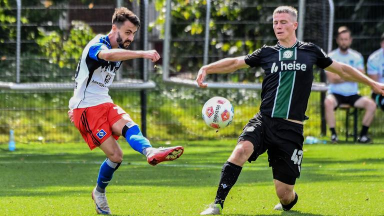 Fußball: Fabio Vieira ( HSV ) 45 Noah Engelbreth (Hannover 96)