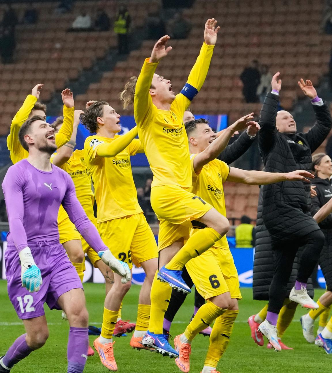 Glimts Spieler feiern nach dem Spiel