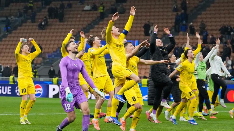 Glimts Spieler feiern nach dem Spiel