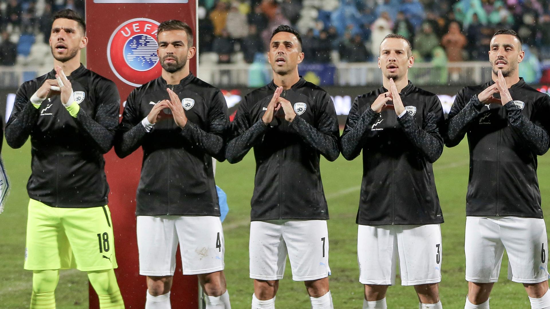or dem Spiel gegen Kosovo singen die israelischen Spieler die israelische Nationalhymne und erinnern an die Hamas-Geiseln