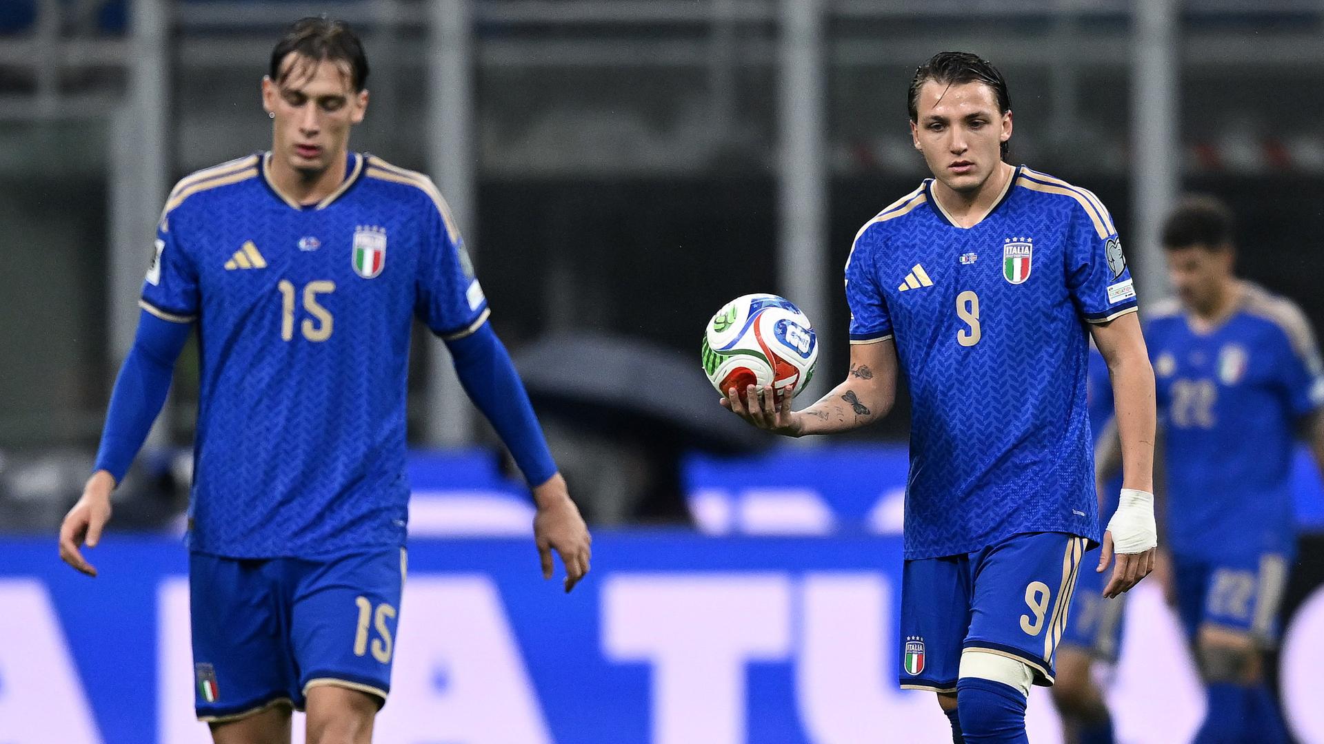 Fußball: Die italienischen Nationalspieler Pio Esposito und Mateo Retegui.