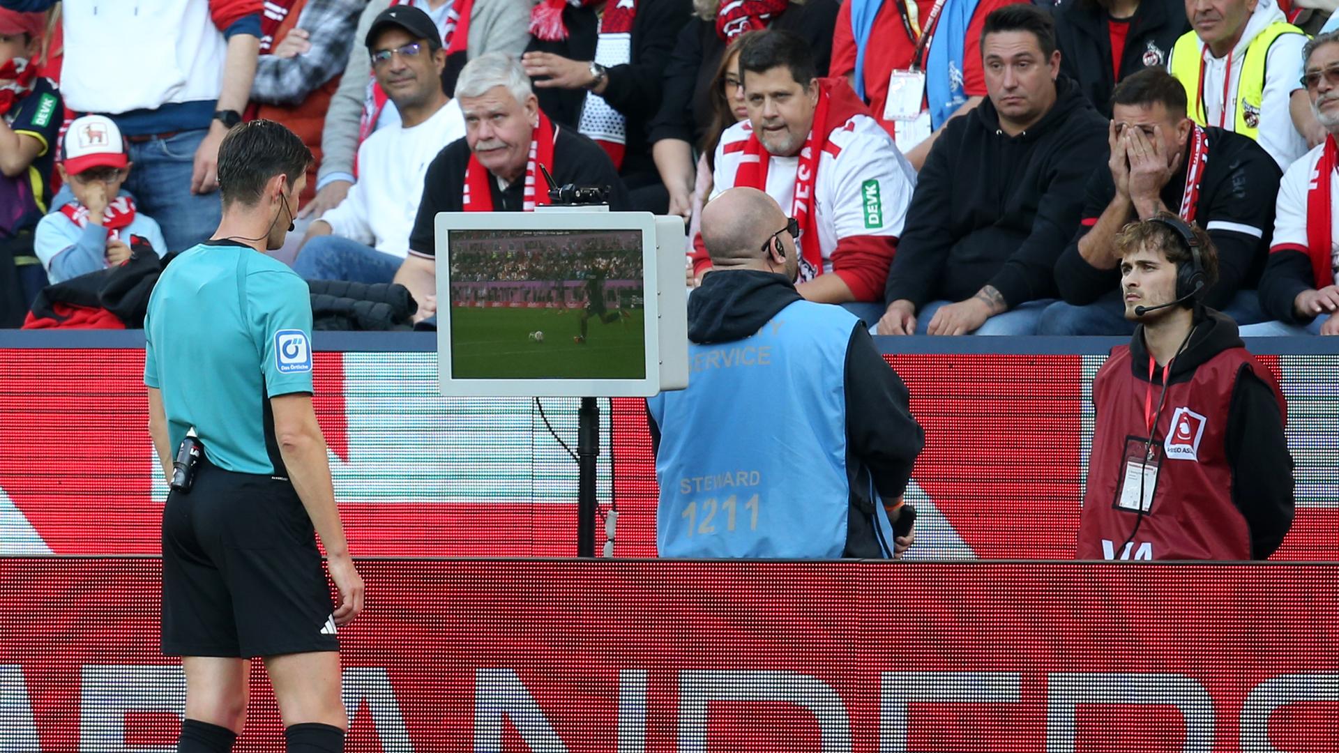 Fußball: VAR-Einsatz beim Spiel Köln gegen Stuttgart.