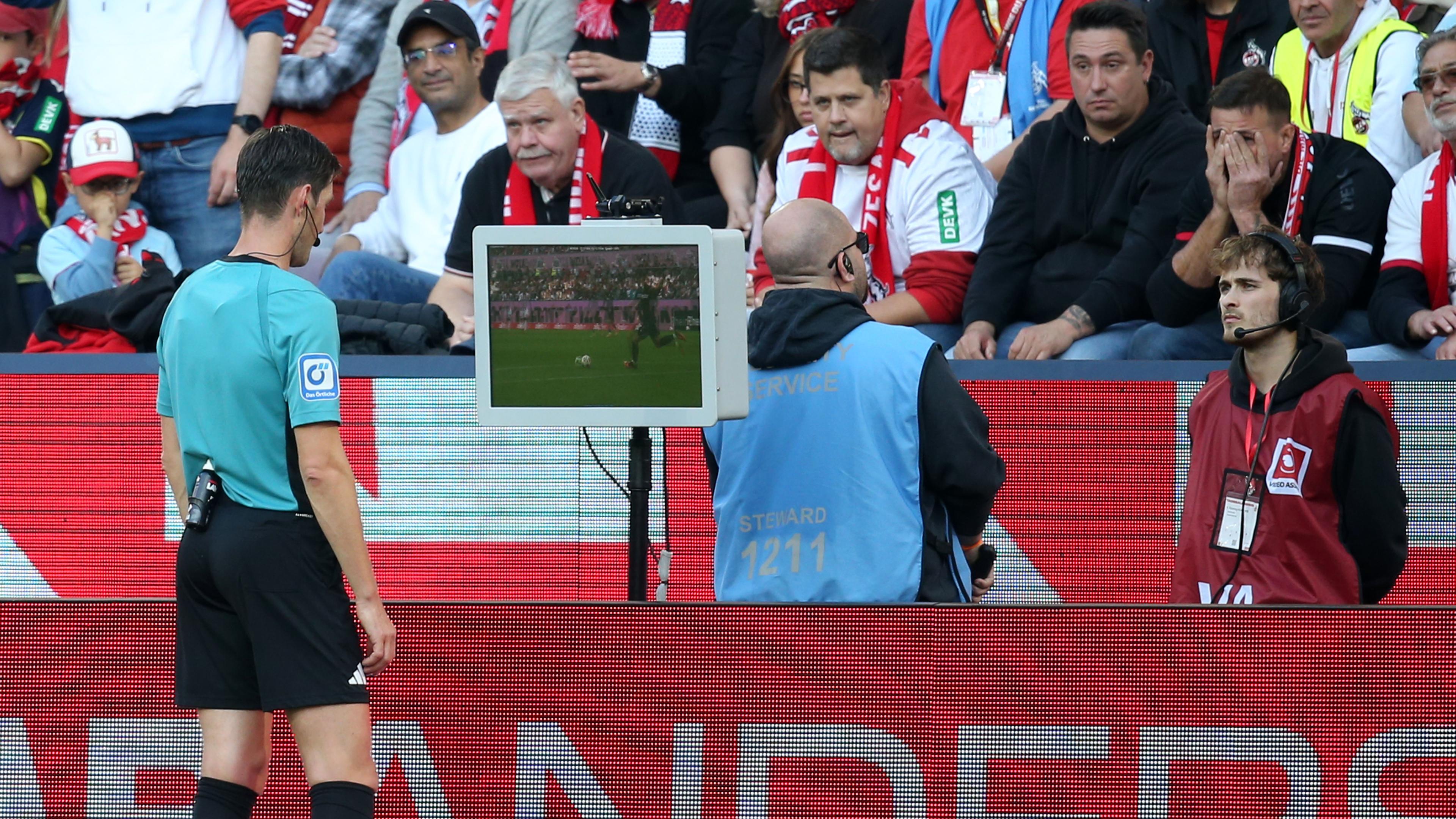 Fußball: VAR-Einsatz beim Spiel Köln gegen Stuttgart.