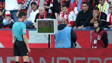 Fußball: VAR-Einsatz beim Spiel Köln gegen Stuttgart.