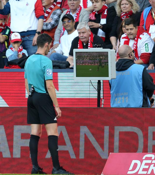 Fußball: VAR-Einsatz beim Spiel Köln gegen Stuttgart.