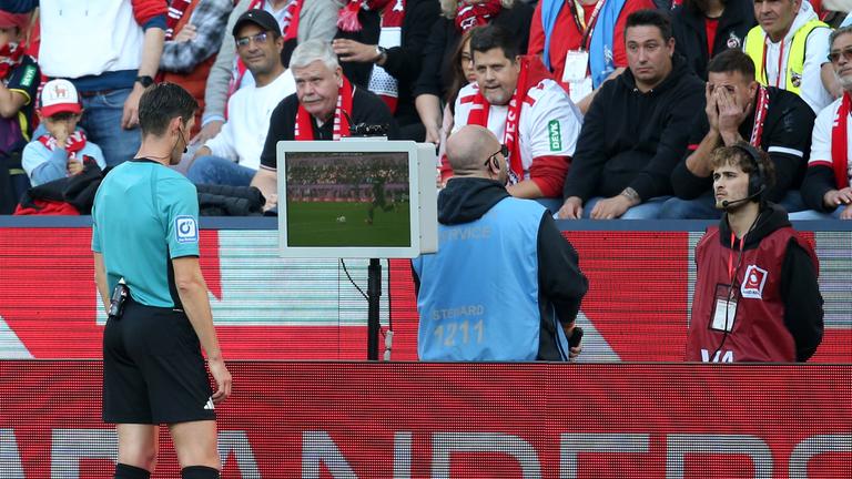 Fußball: VAR-Einsatz beim Spiel Köln gegen Stuttgart.