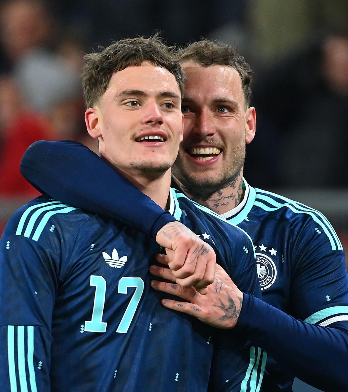 Florian Wirtz (Deutschland) und David Raum (Deutschland) jubeln. 