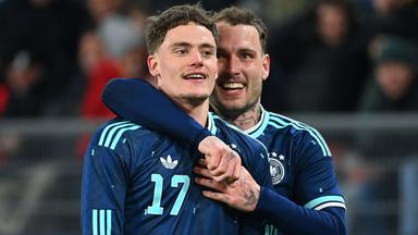 Florian Wirtz (Deutschland) und David Raum (Deutschland) jubeln. 