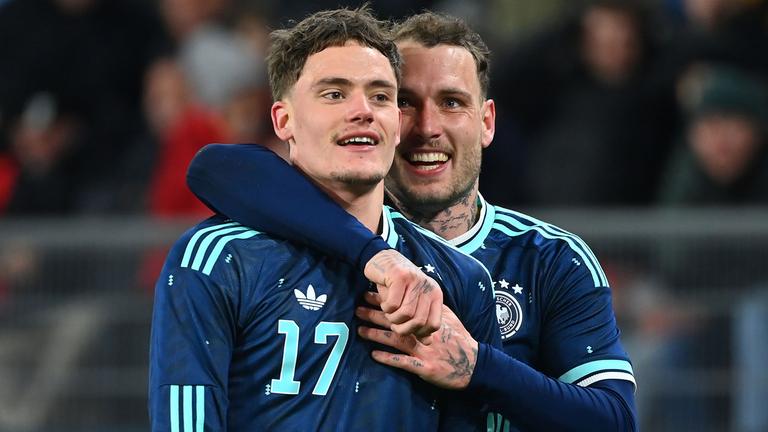 Florian Wirtz (Deutschland) und David Raum (Deutschland) jubeln. 