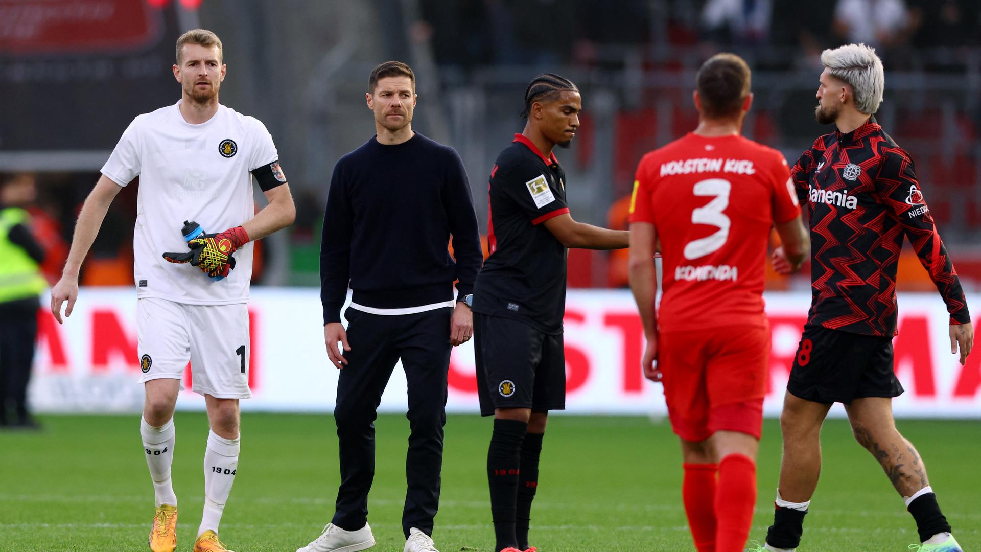 Fußball: Keeper Hradecky und Trainer Alonso von Bayer Leverkusen.