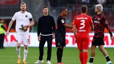 Fußball: Keeper Hradecky und Trainer Alonso von Bayer Leverkusen.