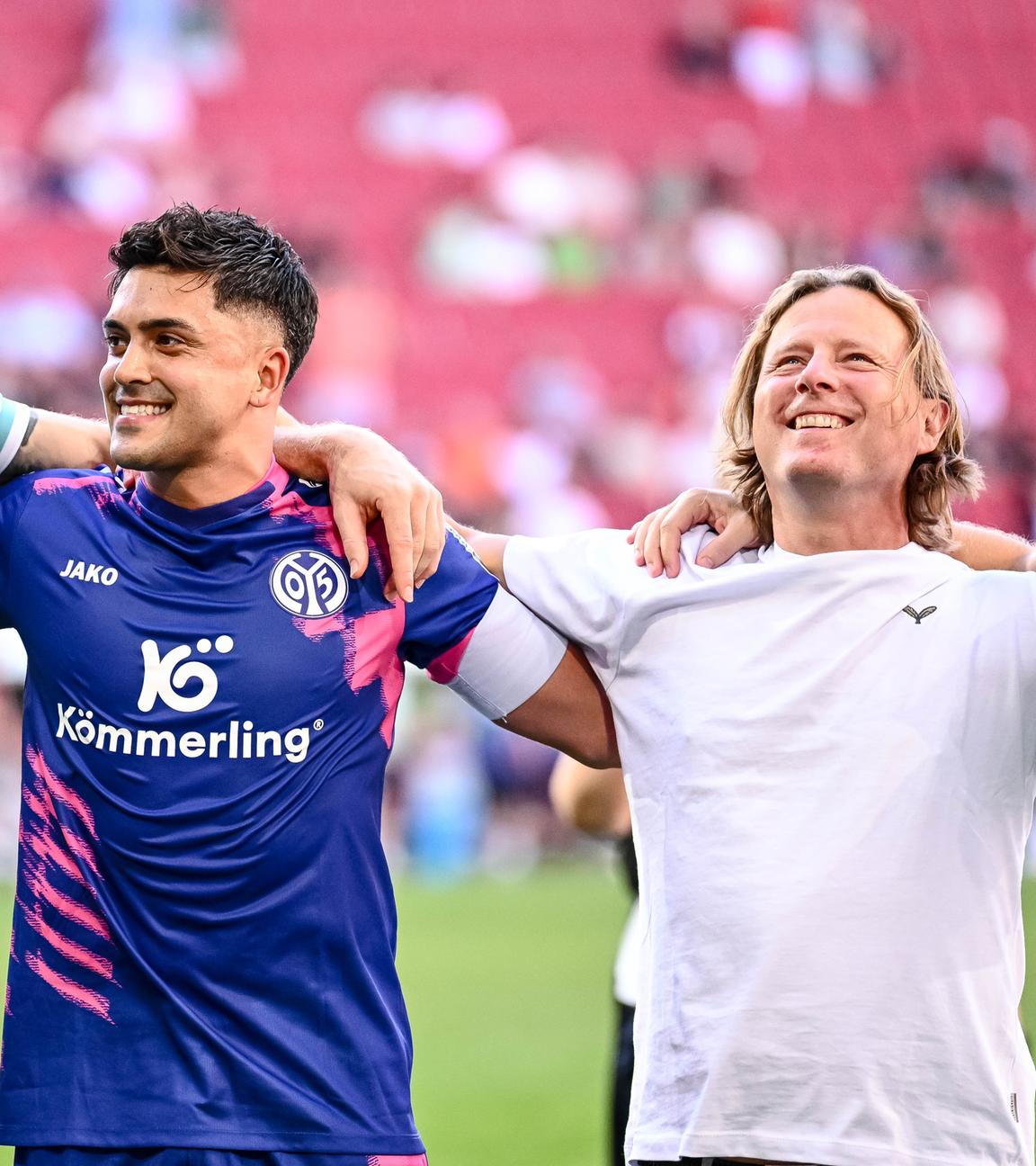 Fußball: Die Mainzer Zentner und Amiri sowie Trainer Henriksen.