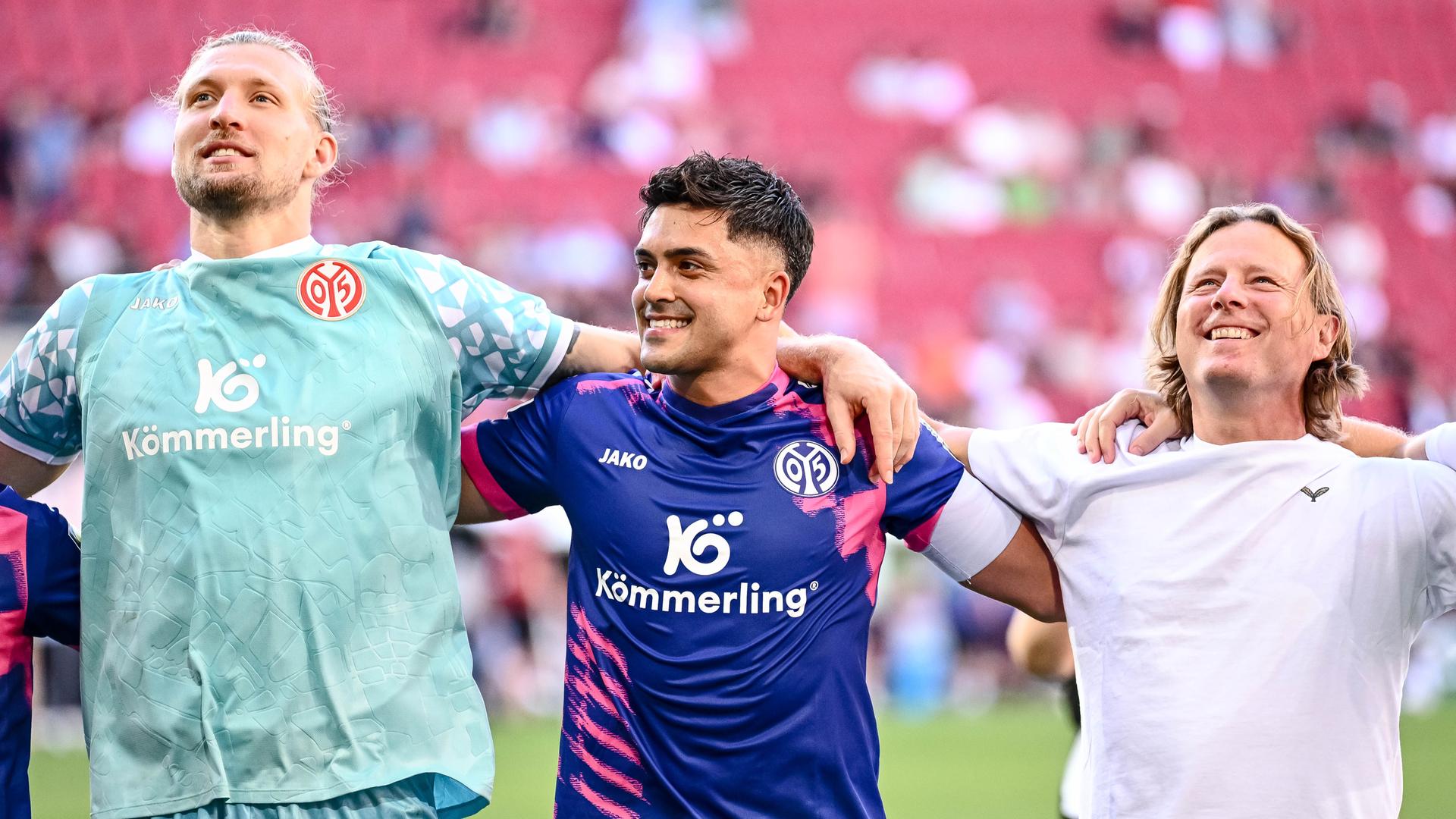 Fußball: Die Mainzer Zentner und Amiri sowie Trainer Henriksen.