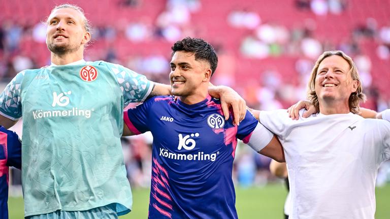 Fußball: Die Mainzer Zentner und Amiri sowie Trainer Henriksen.