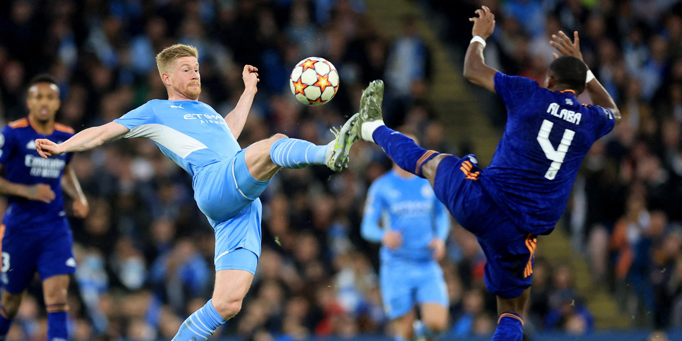 Kevin De Bruyne von Manchester City im Duell mit David Alaba (Real Madrid).