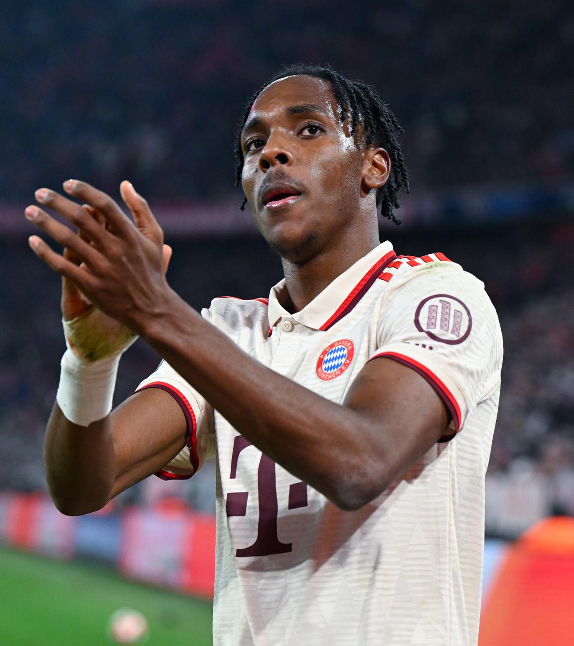 Mathys Tel von München wird beim Spiel Bayern München - Slovan Bratislava ausgewechselt.