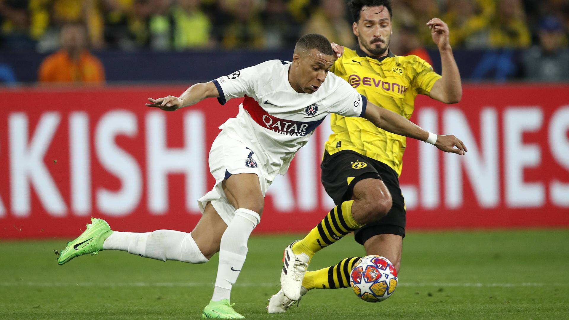 Fußball: Mbappe und Hummels.
