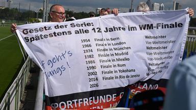 Fans verabschieden die Fußball-Nationalmannschaft