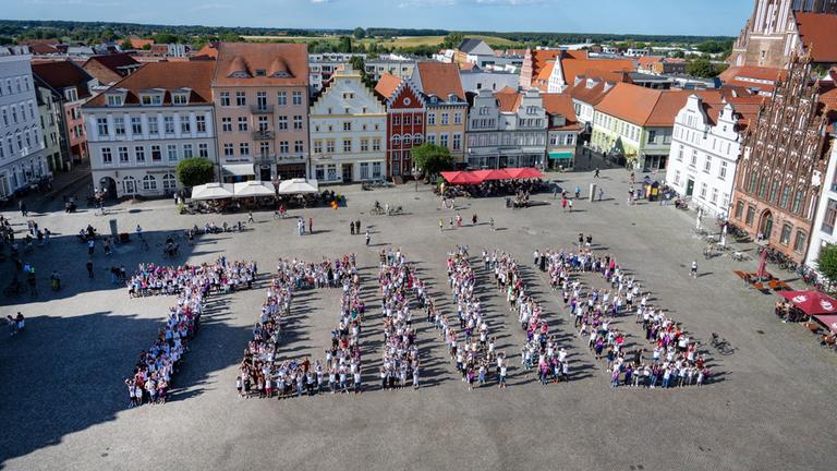 Mecklenburg-Vorpommern, Greifswald: Toni Kroos' Geburtsstadt Greifswald hat den Fußball-Nationalspieler nach dessen Karriereende mit einer besonderen Aktion ehrt.