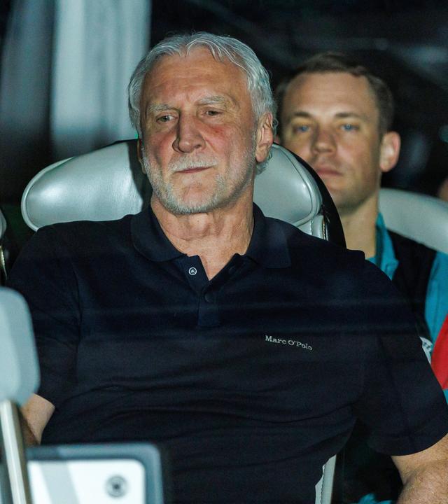 Der Bus mit der deutschen Mannschaft kommt vor dem Internationalen Freundschaftsspiel gegen Finnland in Mainz an
