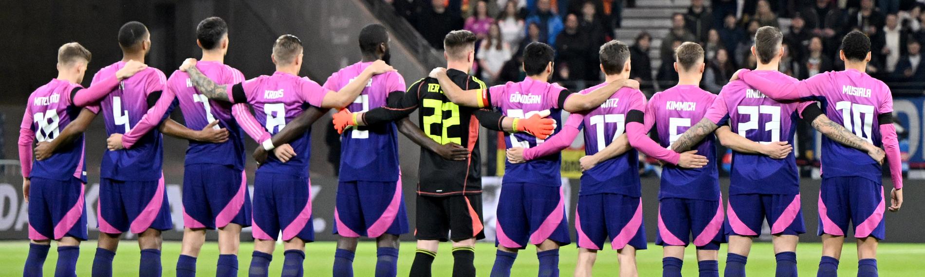 Deutsche Fußball Nationalmannschaft auf dem Spielfeld imd Länderspiel Deutschland - Niederlande
