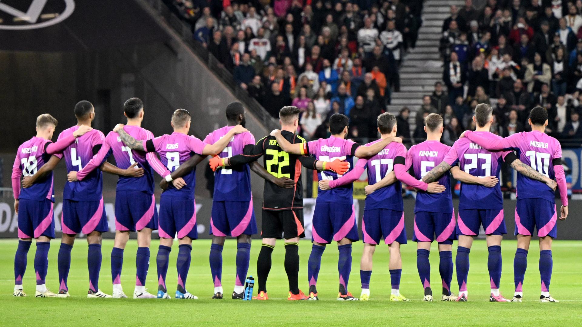 Deutsche Fußball Nationalmannschaft auf dem Spielfeld imd Länderspiel Deutschland - Niederlande