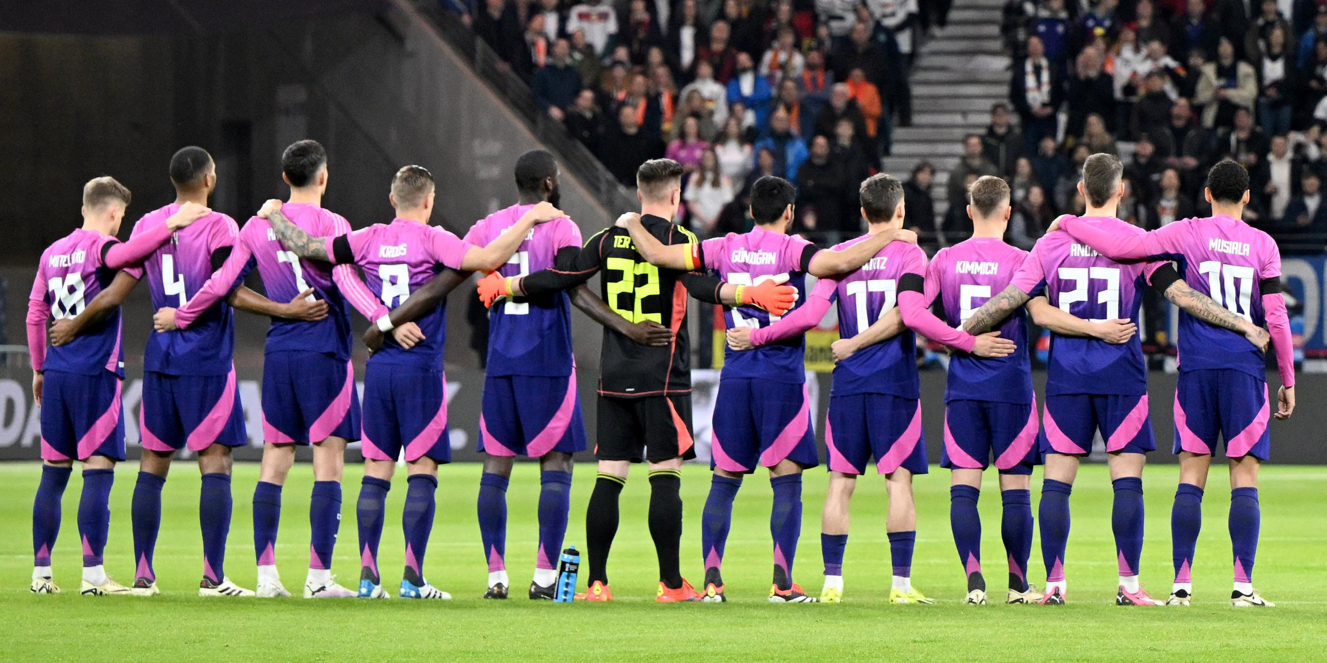 Deutsche Fußball Nationalmannschaft auf dem Spielfeld imd Länderspiel Deutschland - Niederlande