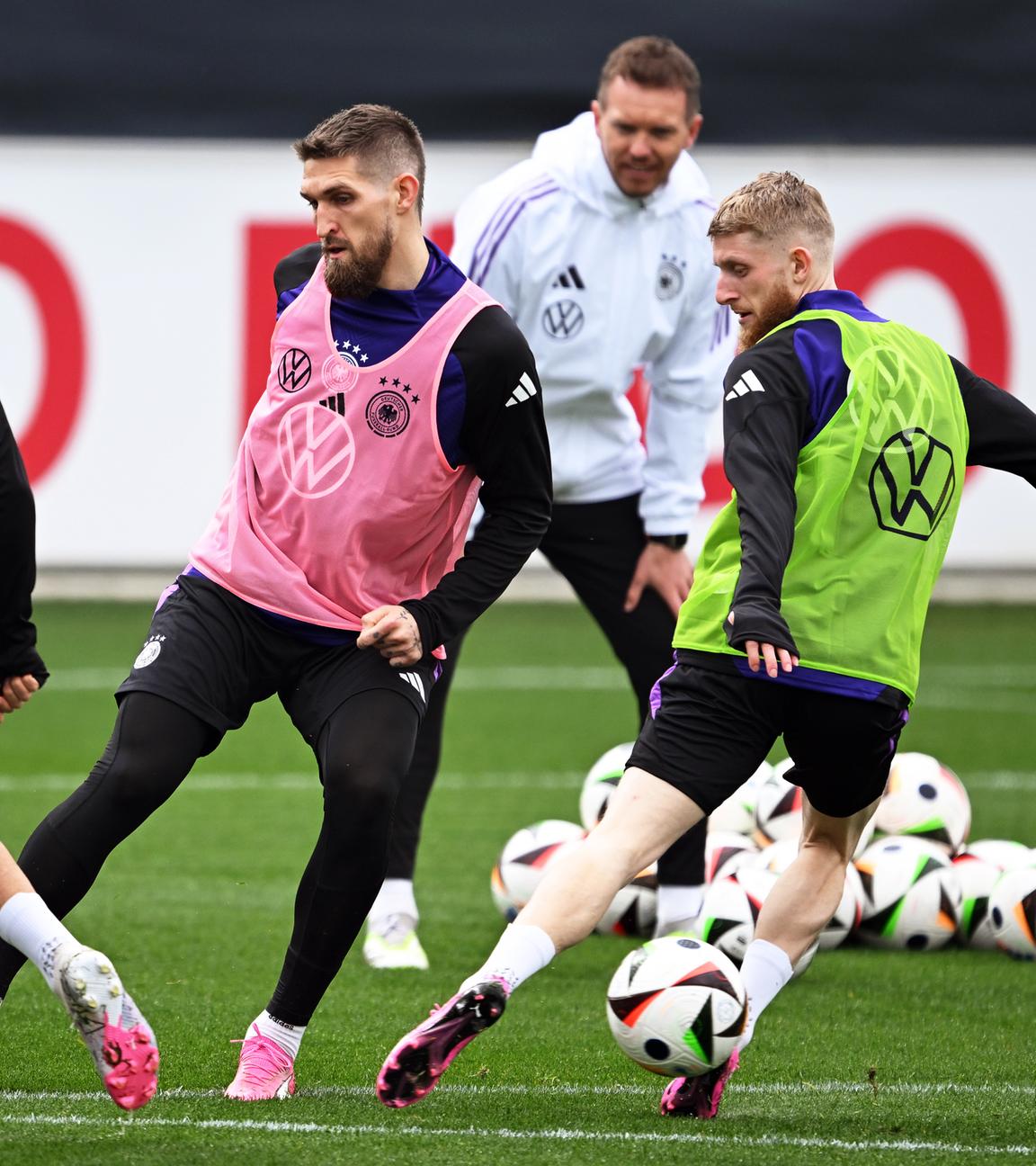 Hessen, Frankfurt/Main: Bundestrainer Julian Nagelsmann (hinten) beobachtet seine Spieler Deniz Undav (l-r), Robert Andrich und Jan-Niklas Beste.