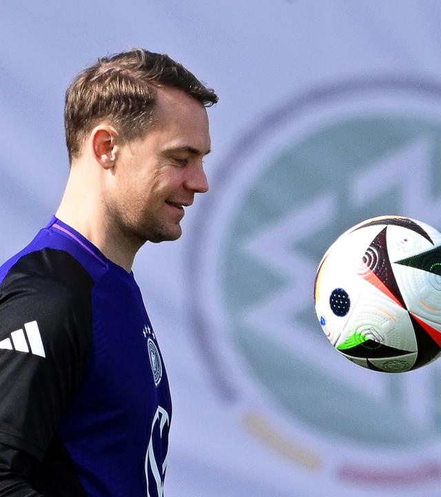 Hessen, Frankfurt/Main: Fußball: Nationalmannschaft, Training, DFB Campus. Nationaltorwart Manuel Neuer nimmt am Training teil.