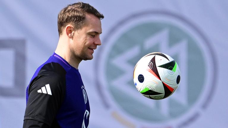 Hessen, Frankfurt/Main: Fußball: Nationalmannschaft, Training, DFB Campus. Nationaltorwart Manuel Neuer nimmt am Training teil.