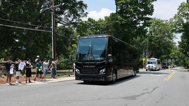 USA, Winston-Salem: Fußball, Nationalmannschaft, Umzug ins WM-Quartier, der Bus mit der deutschen Nationalmannschaft fährt in einem Konvoi zur Einfahrt vom Teamhotel The Graylyn Estate.