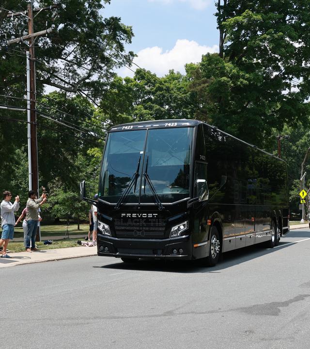 USA, Winston-Salem: Fußball, Nationalmannschaft, Umzug ins WM-Quartier, der Bus mit der deutschen Nationalmannschaft fährt in einem Konvoi zur Einfahrt vom Teamhotel The Graylyn Estate.