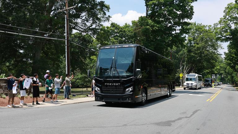USA, Winston-Salem: Fußball, Nationalmannschaft, Umzug ins WM-Quartier, der Bus mit der deutschen Nationalmannschaft fährt in einem Konvoi zur Einfahrt vom Teamhotel The Graylyn Estate.