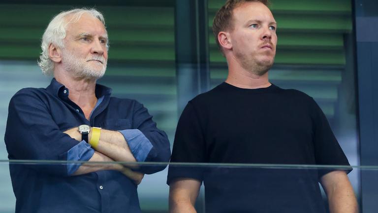 Fußball, Nationalmannschaft: Direktor Rudi Völler und Bundestrainer Julian Nagelsmann schauen enttaeuscht.