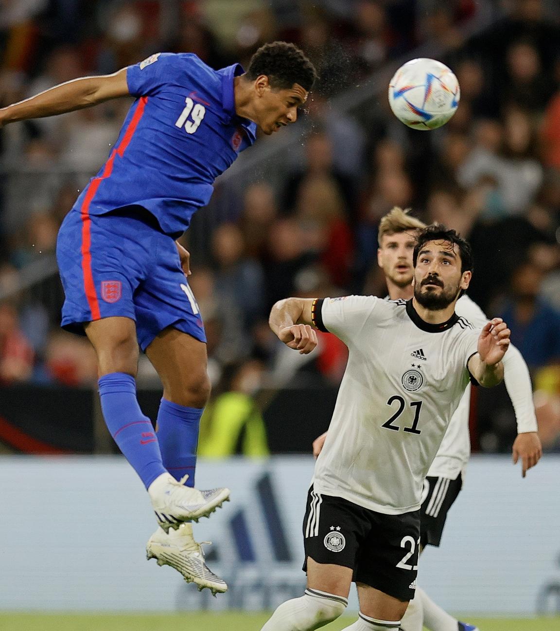 Jude Bellingham beim Kopfball gegen Ilkay Gündogan
