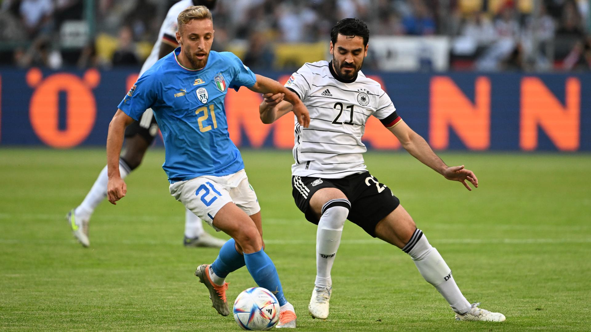 NRW, Mönchengladbach: Fußball: Nations League, Deutschland - Italien: Italiens Davide Frattesi und Deutschlands Ilkay Gündogan (r) kämpfen um den Ball.