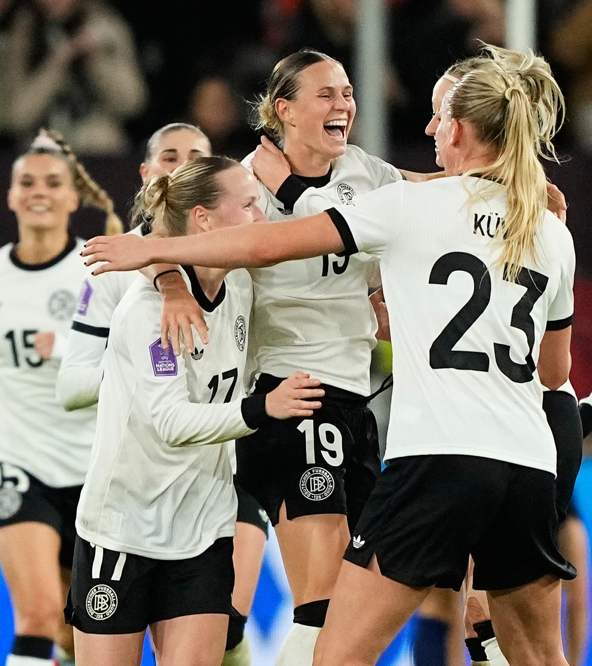 Klara Bühl wird nach ihrem Tor zum 1:0 gegen Frankreich von ihren Teamkolleginnen gefeiert.