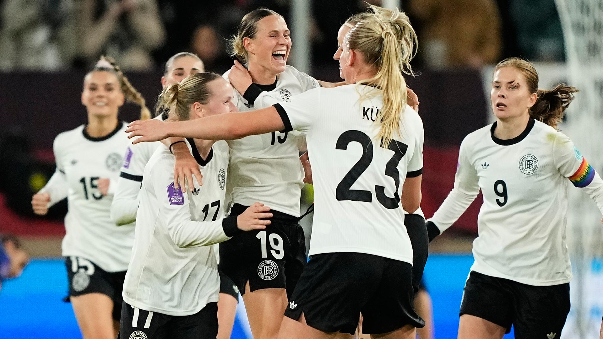 Klara Bühl wird nach ihrem Tor zum 1:0 gegen Frankreich von ihren Teamkolleginnen gefeiert.