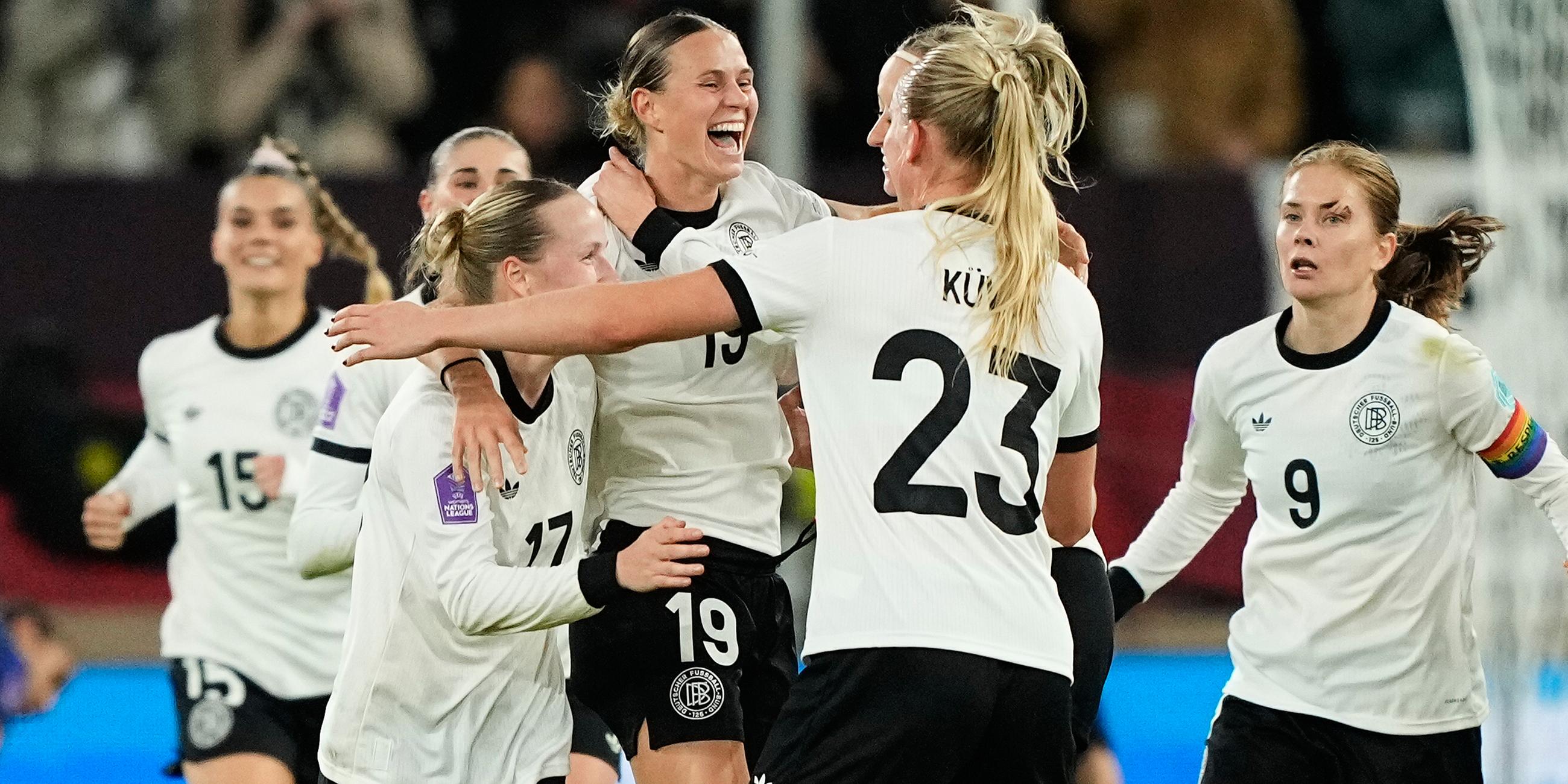 Klara Bühl wird nach ihrem Tor zum 1:0 gegen Frankreich von ihren Teamkolleginnen gefeiert.