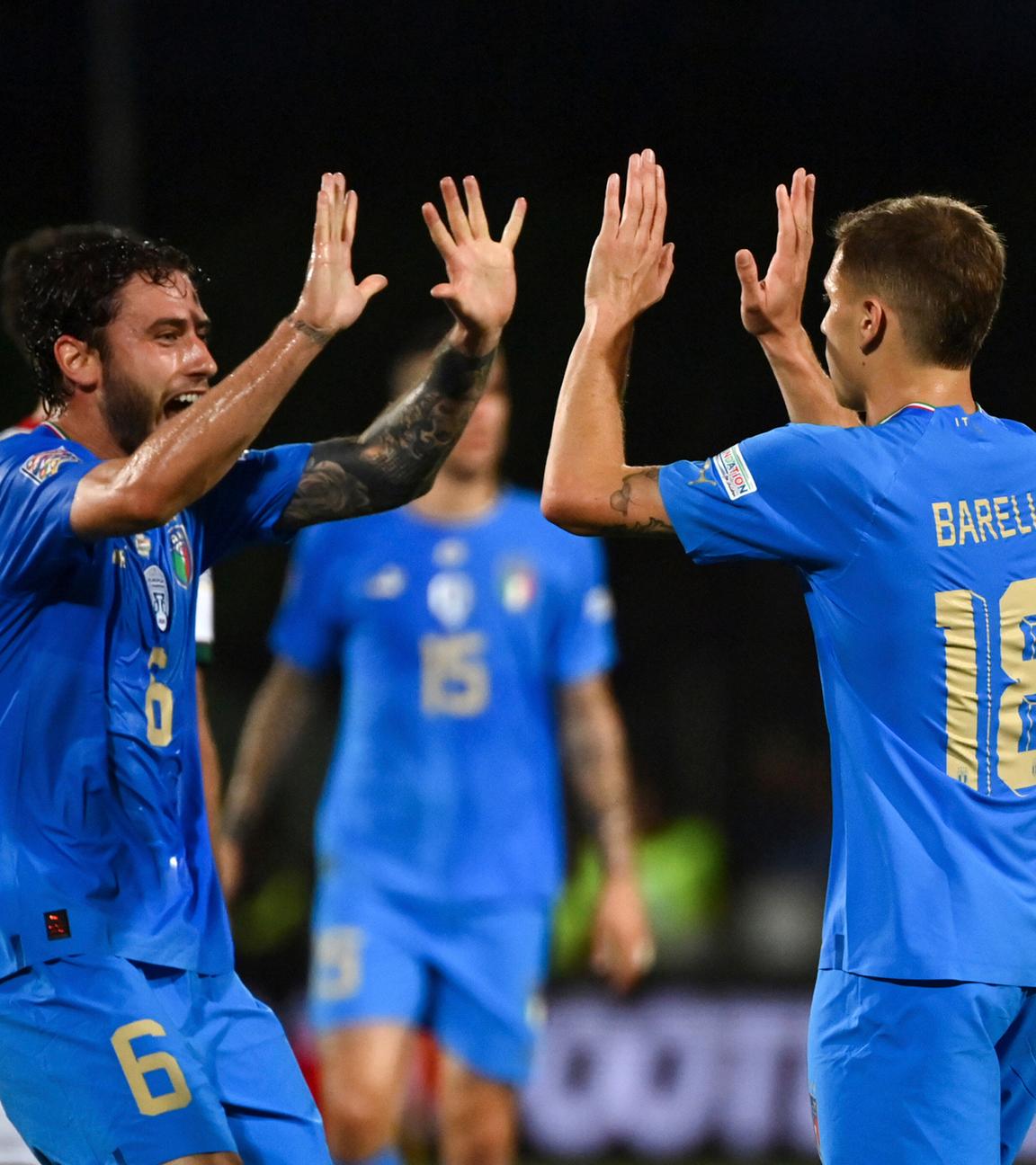 Nicolo Barella jubelt mit Davide Calabria