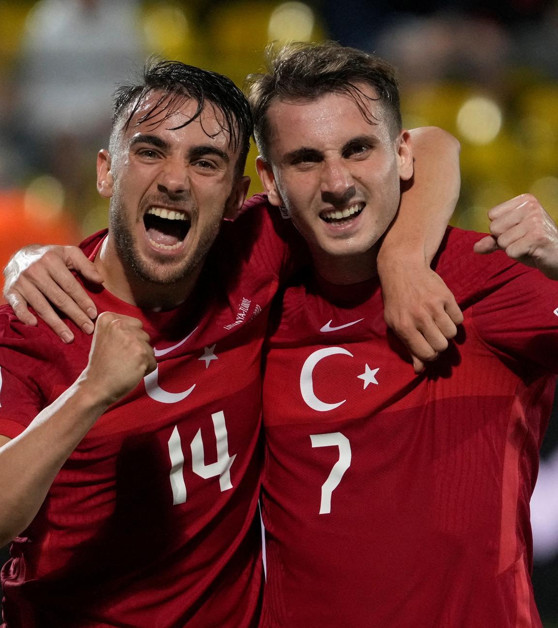 Yunus Akgun beim Torjubel mit Kerem Akturkoglu
