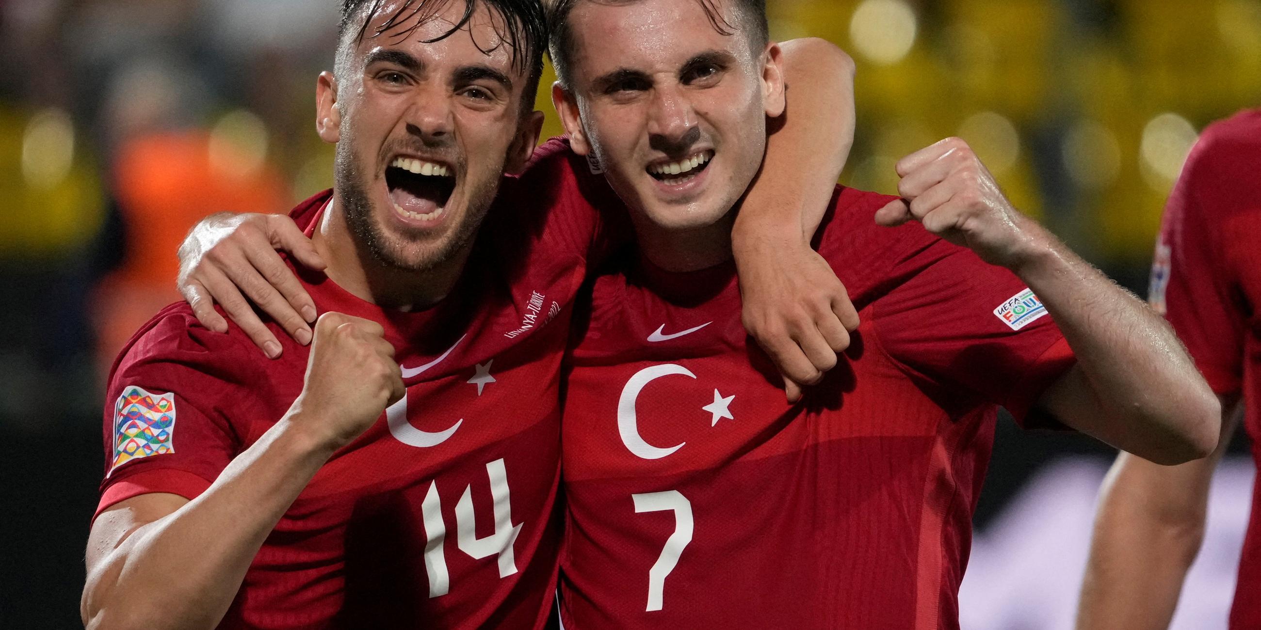 Yunus Akgun beim Torjubel mit Kerem Akturkoglu
